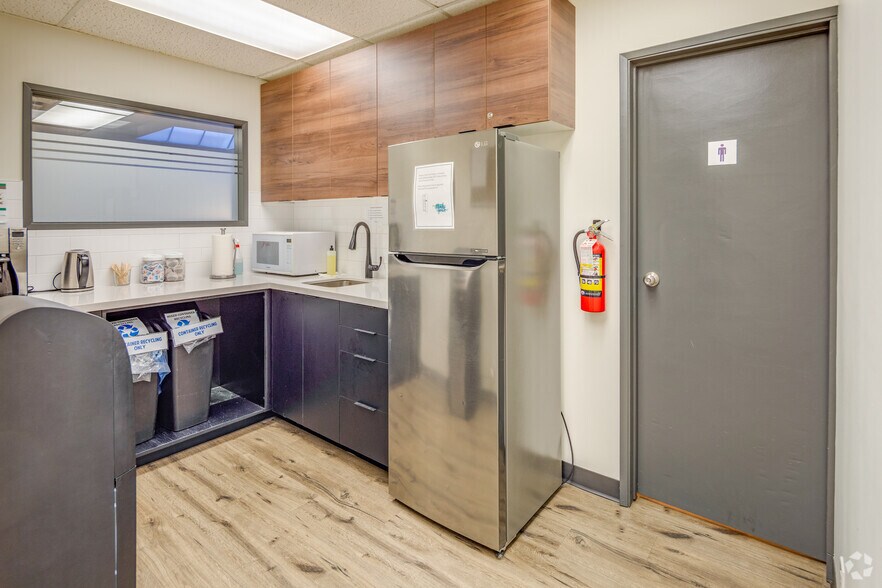 More Photos Of 1500 Marine Dr, North Vancouver Office For Lease