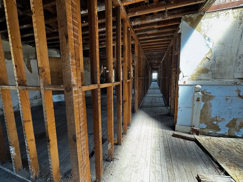 More Photos Of 1028 Main St, Klamath Falls Flex For Sale