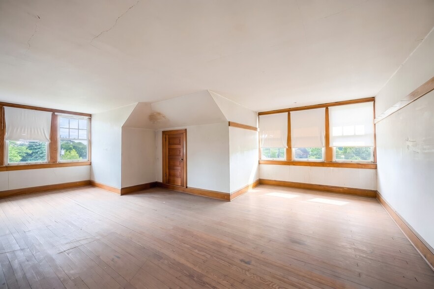More Photos Of 41 W Main St, Fawn Grove Flex For Sale