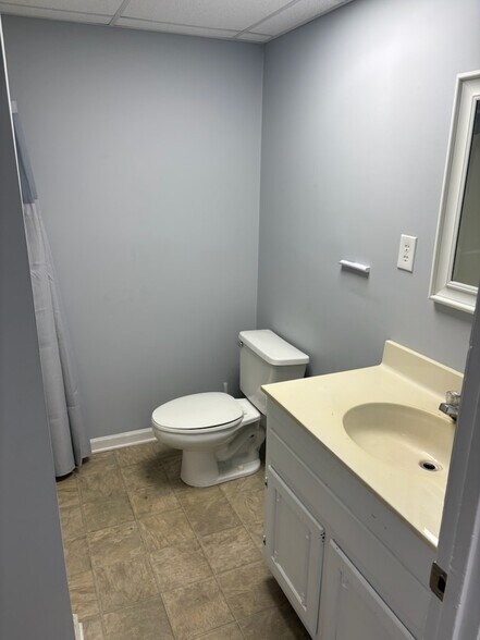More Photos Of 1635-4 E Dixon Blvd, Shelby Flex For Lease