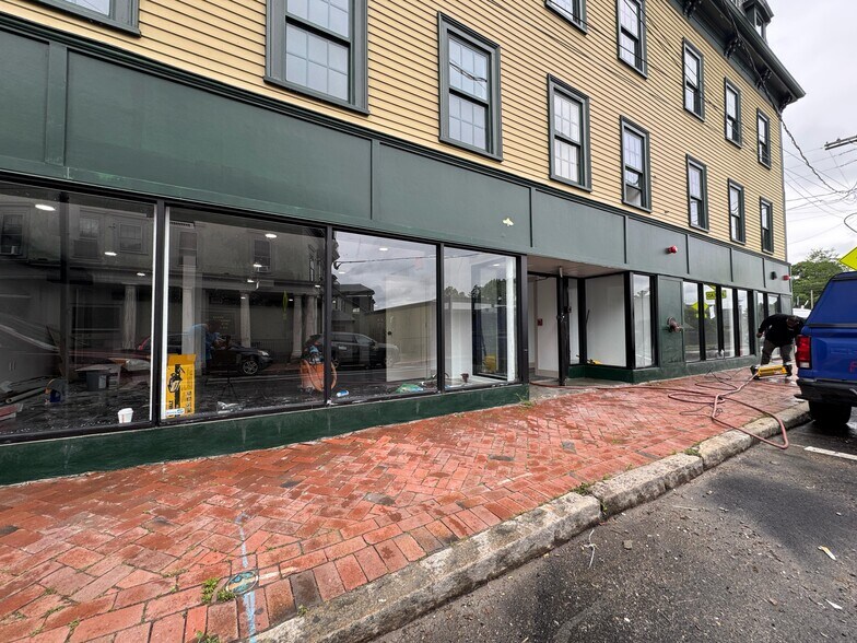 More Photos Of 2 Charles St, Methuen Freestanding For Lease