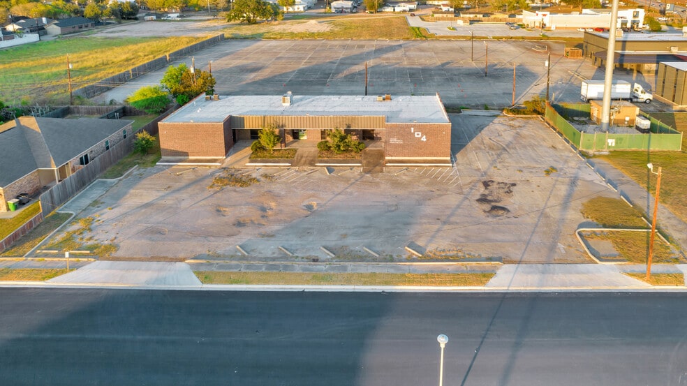 More Photos Of 104 Teakwood Dr, Victoria Medical For Sale