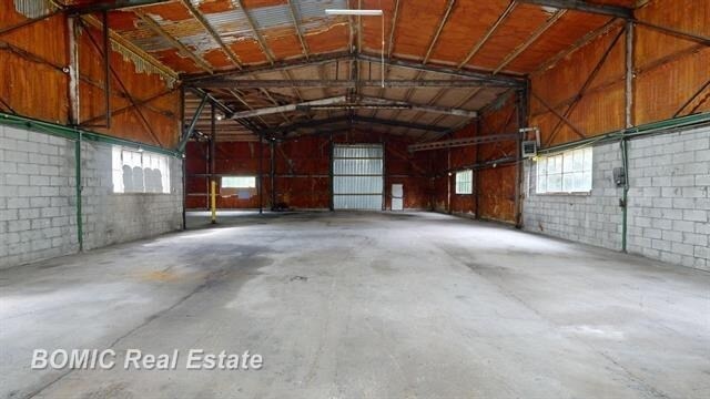 More Photos Of 9010 Dixie Hwy, Birch Run Warehouse For Lease