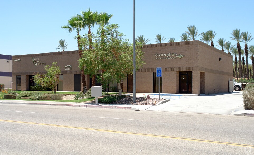 Primary Photo Of 39205 Leopard St, Palm Desert Showroom For Lease