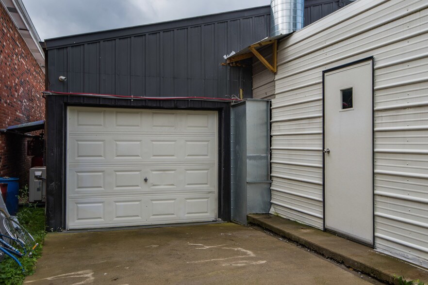 More Photos Of 1115 Lakeview Dr, Franklin Freestanding For Sale