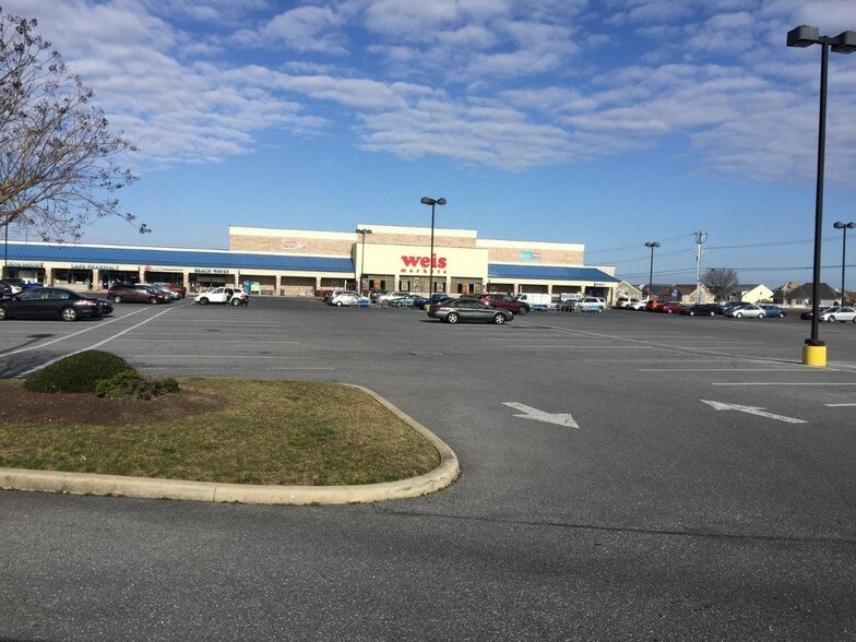More Photos Of 17252 N Village Main Blvd, Lewes General Retail For Lease