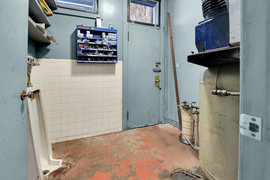 More Photos Of 6499 Lundys Ln, Niagara Falls Auto Repair For Sale