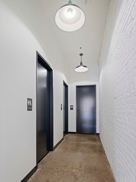 More Photos Of 801 N Broadway Ave, Oklahoma City Storefront Retail Office For Sale