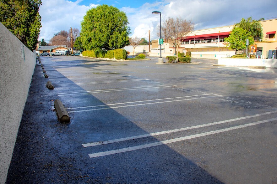 More Photos Of 23928 Lyons Ave, Santa Clarita Medical For Lease