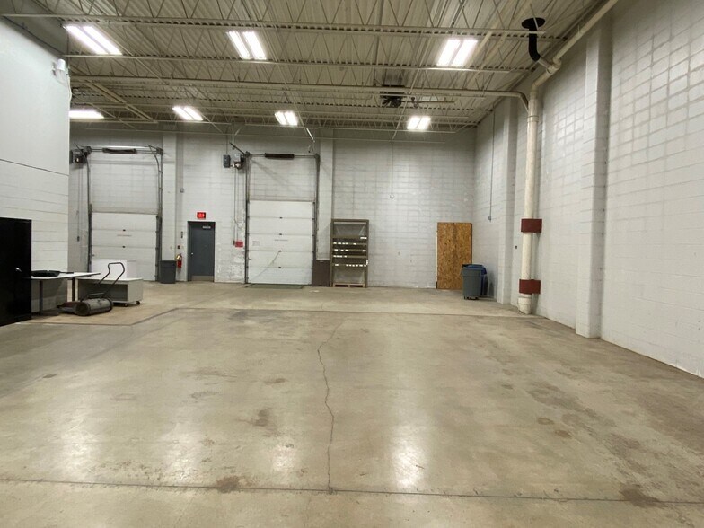 More Photos Of 620 N Lynndale Dr, Appleton Showroom For Lease