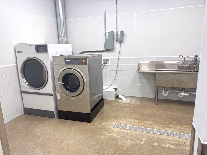 More Photos Of 6335 15 Mile Rd, Sterling Heights Freestanding For Sale