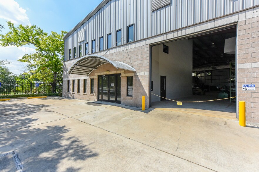 More Photos Of 4001 Navigation Blvd, Houston Warehouse For Sale