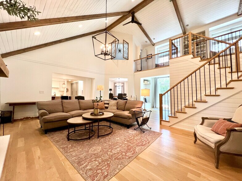 More Photos Of 204 Country Commons Rd, Trout Valley Specialty For Sale