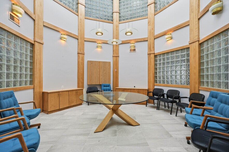 More Photos Of 149 N Murray St, Quinte West Office For Sale