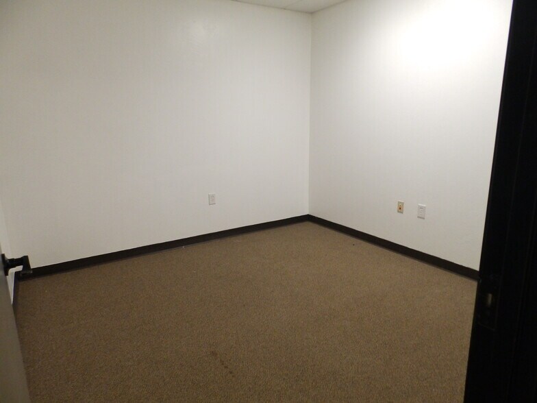 More Photos Of 2005 Tile Factory Rd, Palestine Manufacturing For Lease