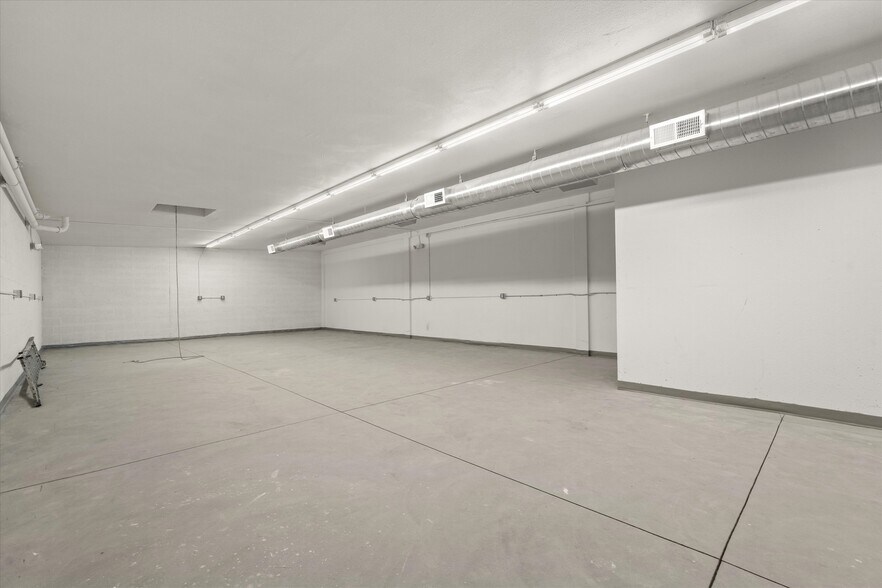 More Photos Of 7018 1/2 Darby Ave, Reseda Industrial For Lease