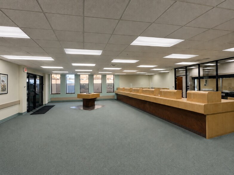 More Photos Of 660 N University Blvd, Middletown Office For Sale