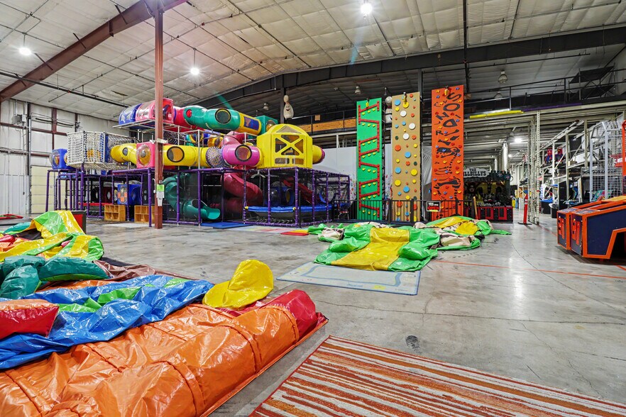 More Photos Of 545 N 1st St, Geneva Warehouse For Sale
