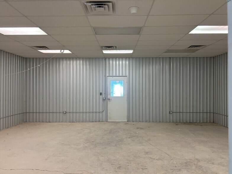 More Photos Of 2086 Oil Mill Rd, Pecos Warehouse For Lease