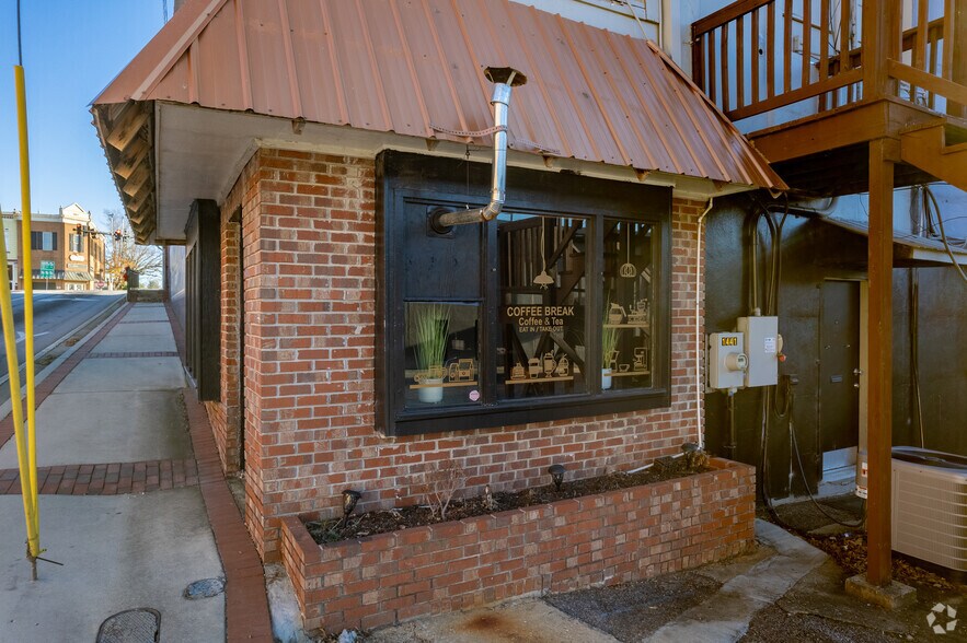 More Photos Of 1423 Washington St, Clarkesville Storefront Retail Office For Lease