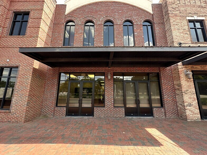 More Photos Of 21123 Eva St, Montgomery Medical For Lease