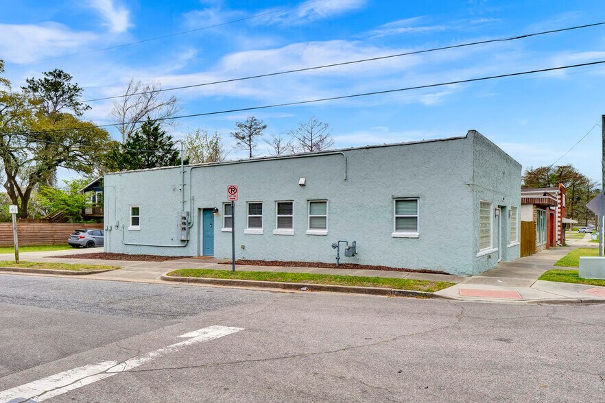 More Photos Of 2020 Princess Place Dr, Wilmington Freestanding For Sale