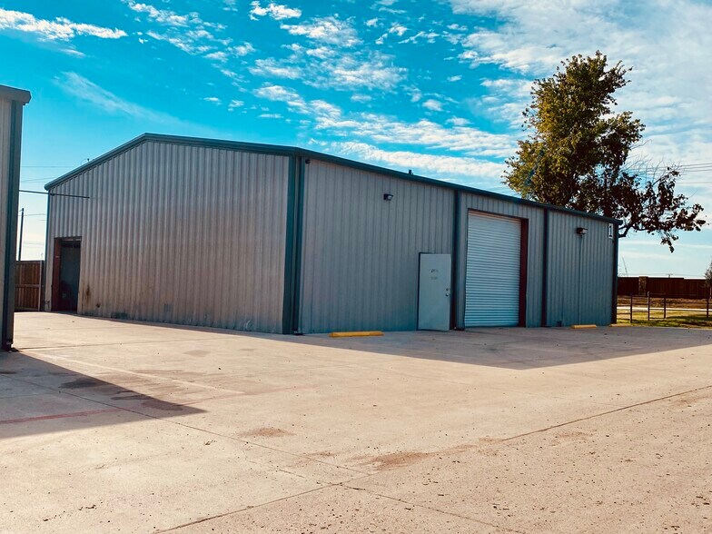 More Photos Of 15064 University Dr, Forney Warehouse For Lease