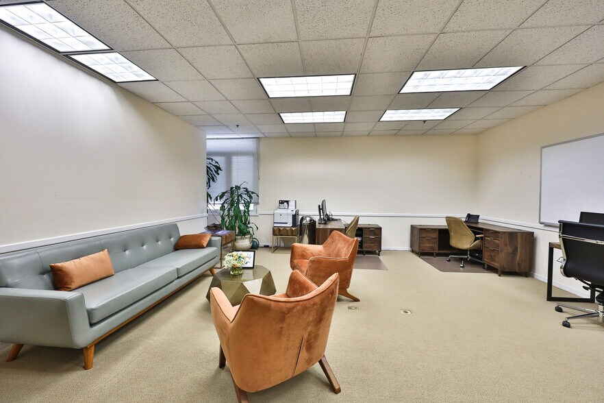 More Photos Of 400-415 Executive Dr, Langhorne Medical For Lease