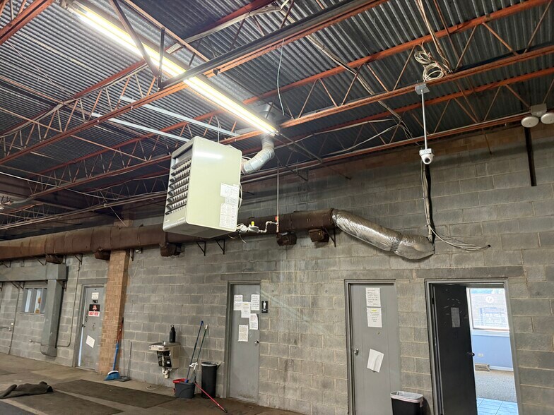 More Photos Of 900-920 W Fairfield Rd, High Point Warehouse For Lease