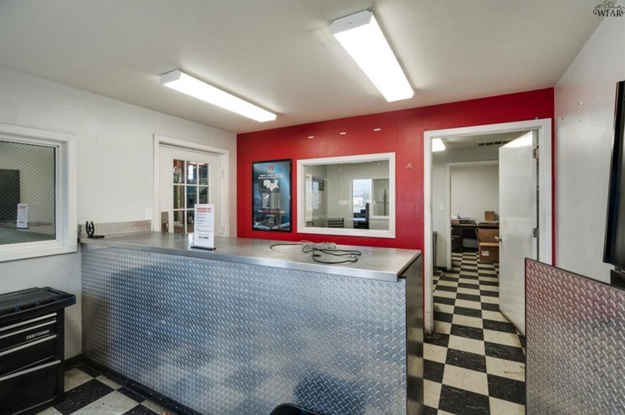 More Photos Of 2901 Jasper St, Wichita Falls Office For Sale