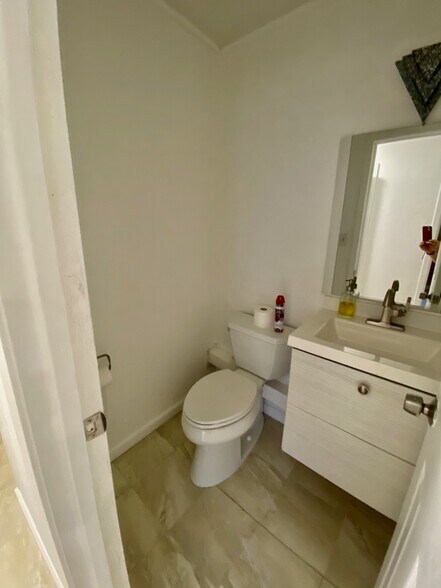 More Photos Of 907 Bay Area Blvd, Houston Medical For Sale