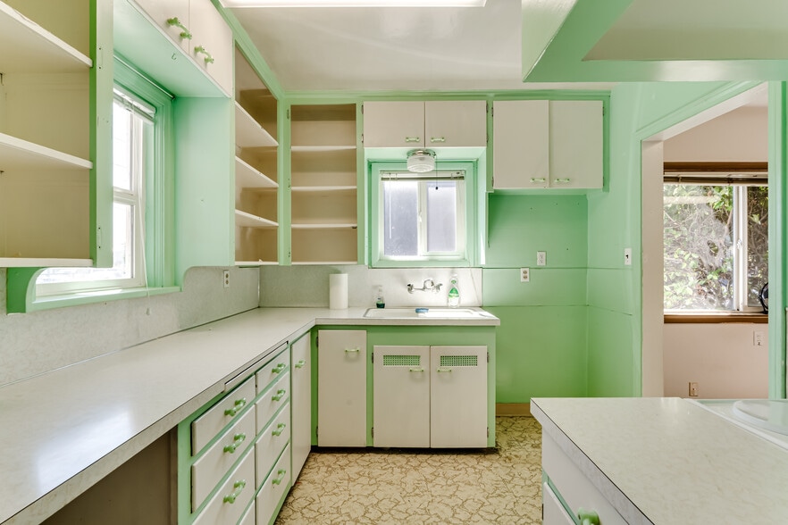 More Photos Of 1350 Ivy St, Junction City Office For Sale