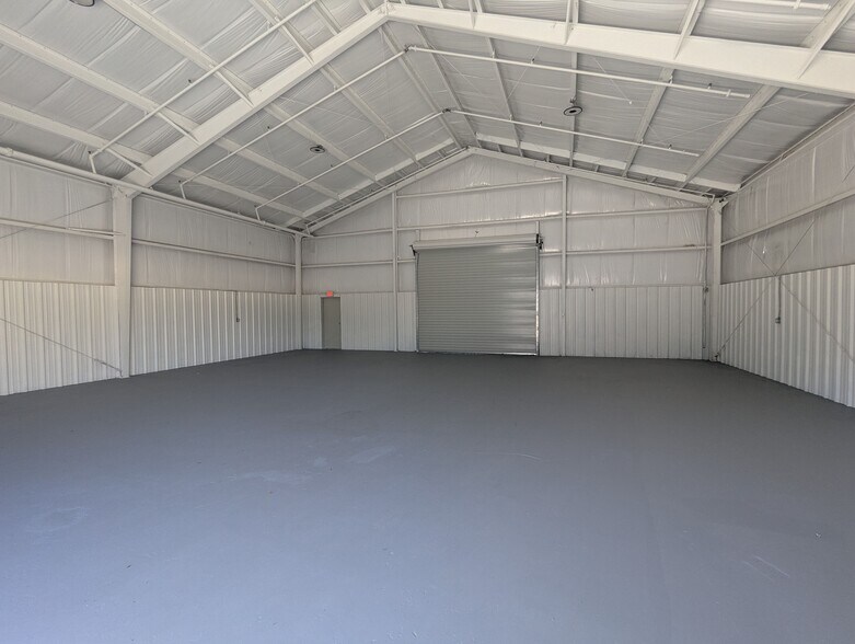 More Photos Of 120 Pinckney St, Oldsmar Warehouse For Lease