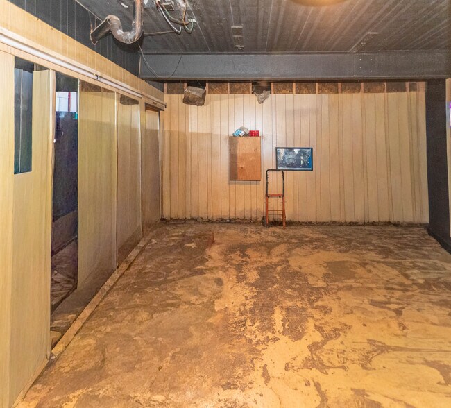 More Photos Of 2816 Old North Point Rd, Baltimore Bar For Sale