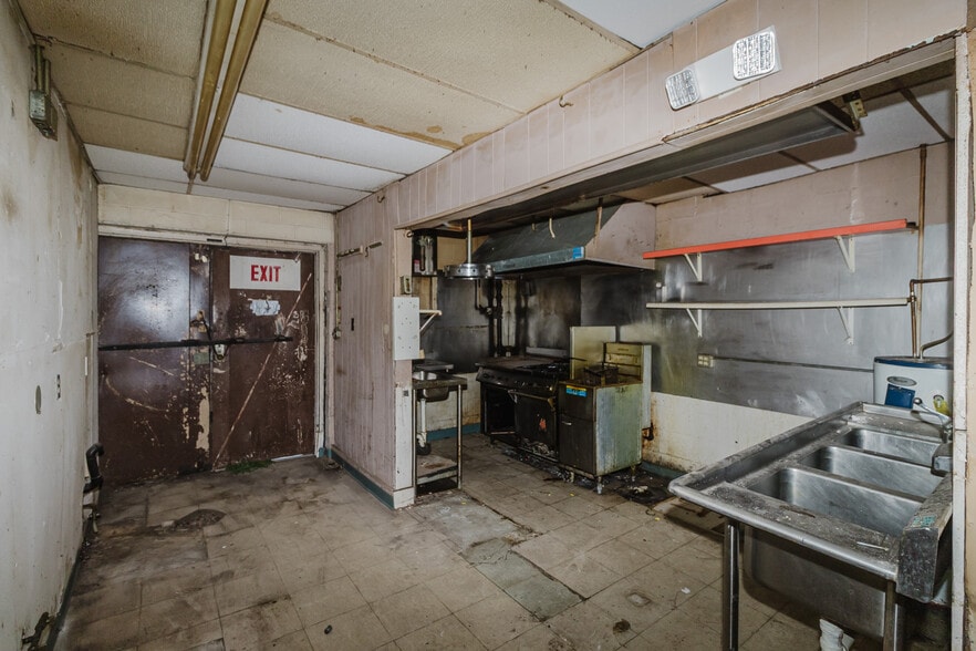 More Photos Of 1015 S Meridian Ave, Wichita Auto Repair For Sale