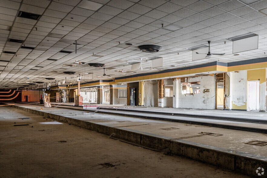 More Photos Of 3220 Stanton St, Springfield Storefront For Sale