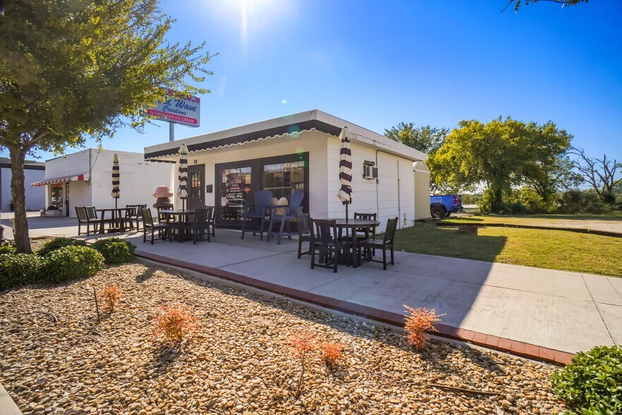 More Photos Of 914 Halsell St, Bridgeport General Retail For Sale