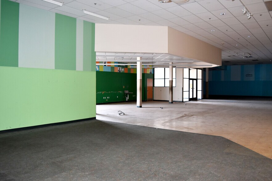 More Photos Of 3249 50th St, Lubbock Supermarket For Lease