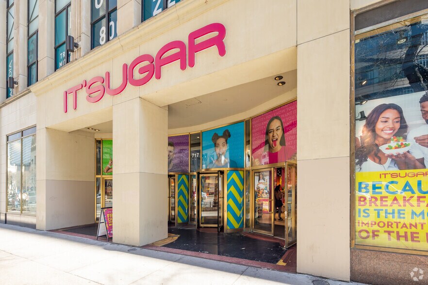 More Photos Of 717 N Michigan Ave, Chicago General Retail For Lease