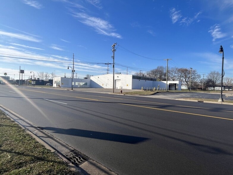 More Photos Of 835 24th St, Port Huron General Retail For Sale