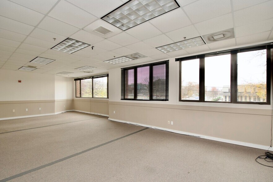 More Photos Of 1964 Gallows Rd, Vienna Office For Sale