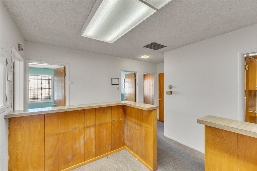 More Photos Of 18032 Ventura Blvd, Encino Medical For Lease