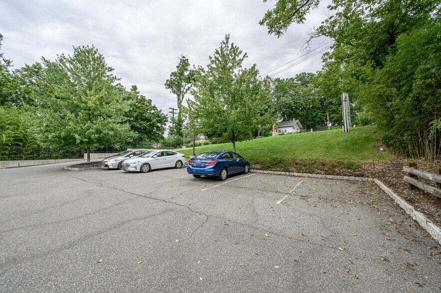 More Photos Of 612 Mount Pleasant Ave, West Orange Veterinarian Kennel For Sale
