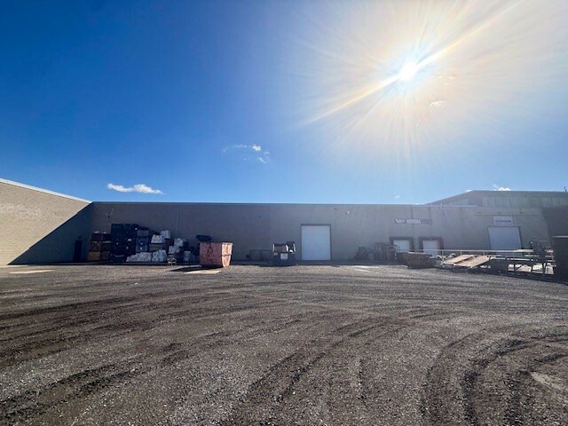 More Photos Of 4790 North Service Rd E, Windsor Distribution For Lease