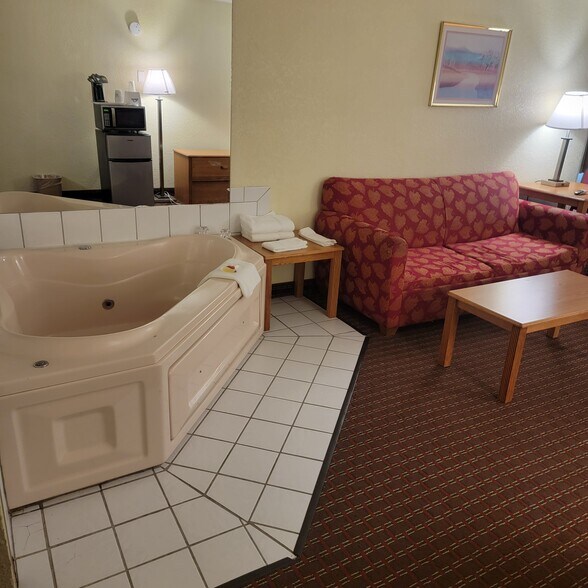 More Photos Of 3040 5th Ave S, Fort Dodge Hotel For Sale