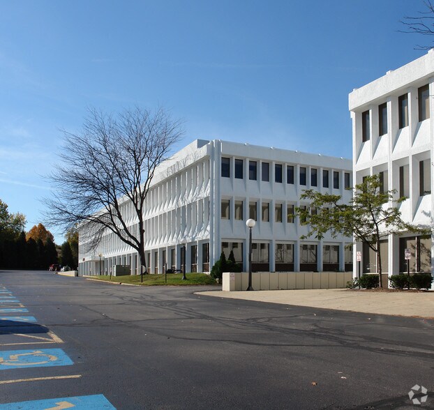 More Photos Of 3094 W Market St, Akron Medical For Lease