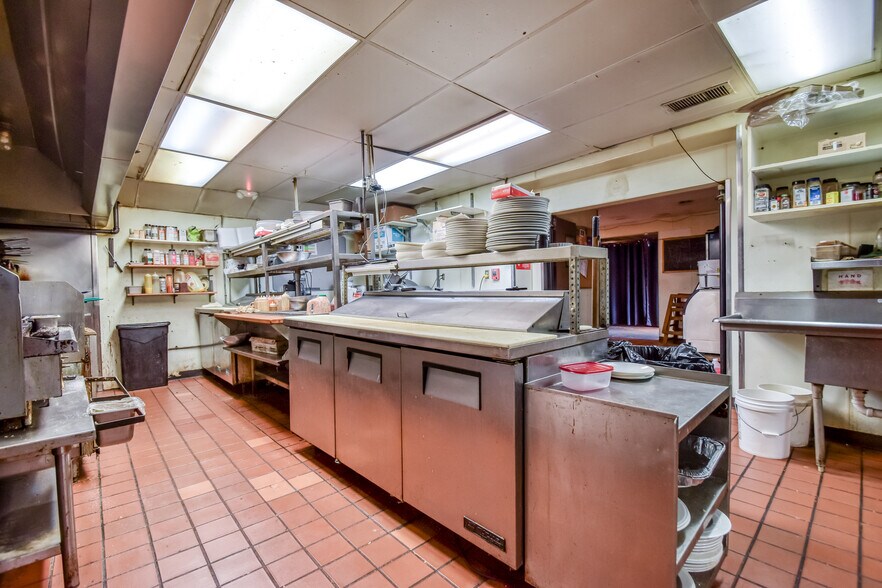 More Photos Of 28810 Lake Shore Blvd, Willowick General Retail For Sale