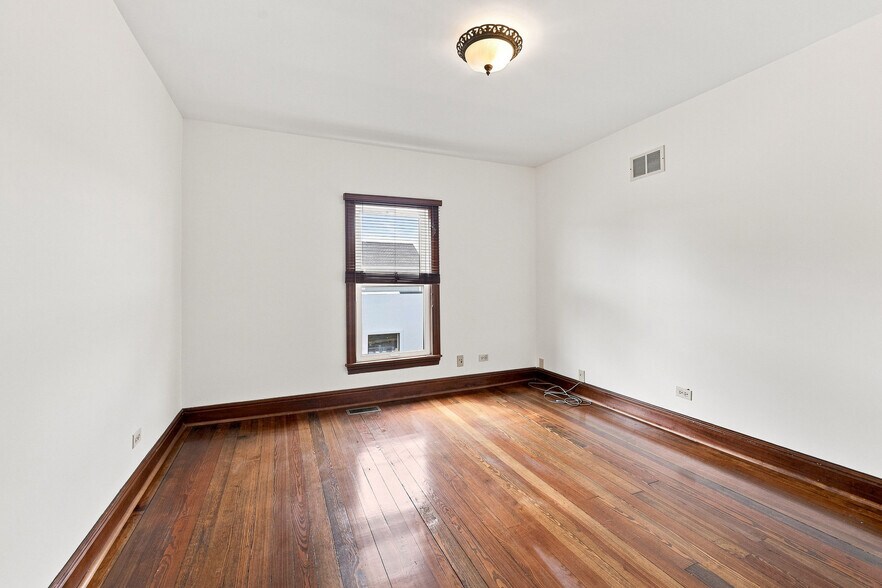 More Photos Of 112 W Liberty Dr, Wheaton Office For Sale