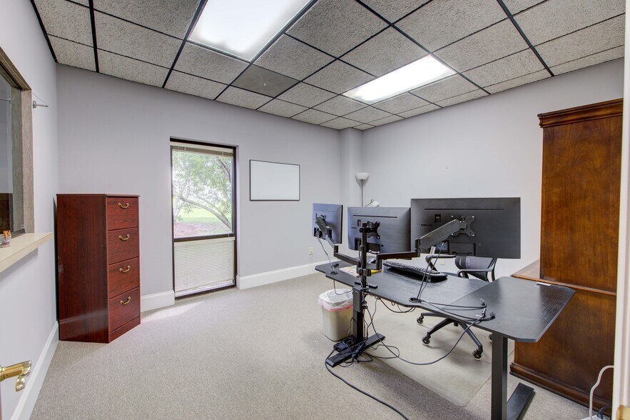 More Photos Of 475 Industrial Dr, Lexington Showroom For Sale