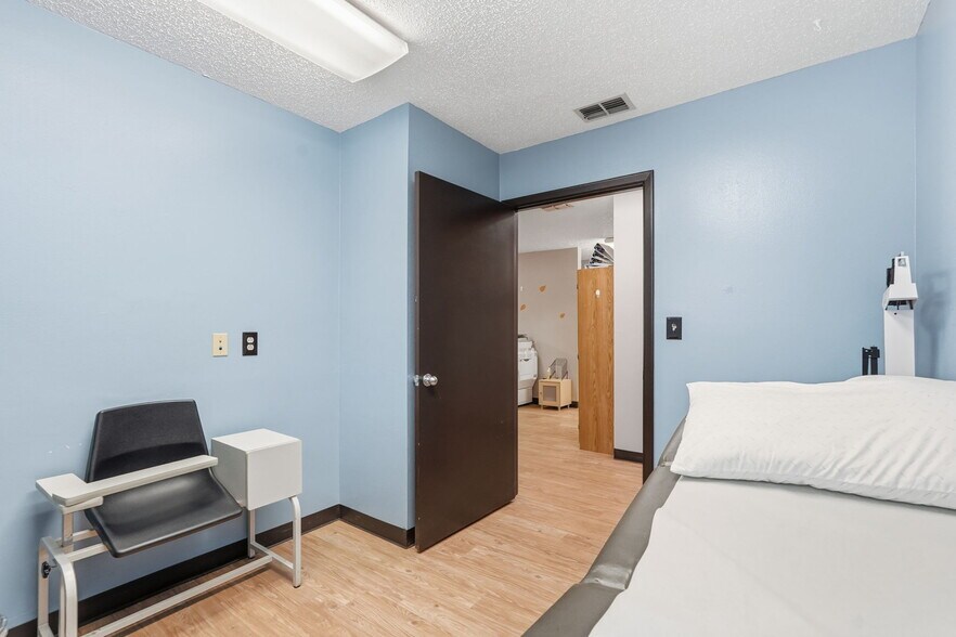 More Photos Of 516 Lakeview Rd, Clearwater Medical For Lease